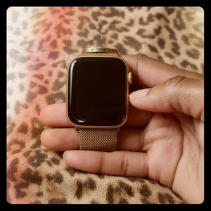 Rose Gold Apple Watch Series 5 (44mm)